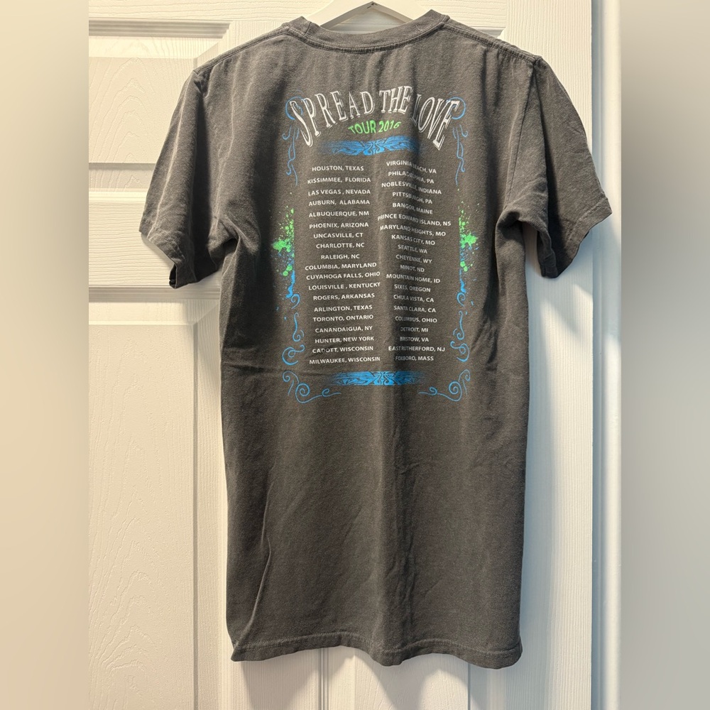 Kenny Chesney 2016 Spread the Love Tour Graphic Concert T-Shirt - Picture 2 of 3